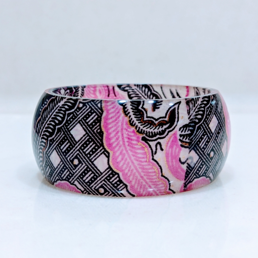 Vintage Pink and black resin bangle bracelet.